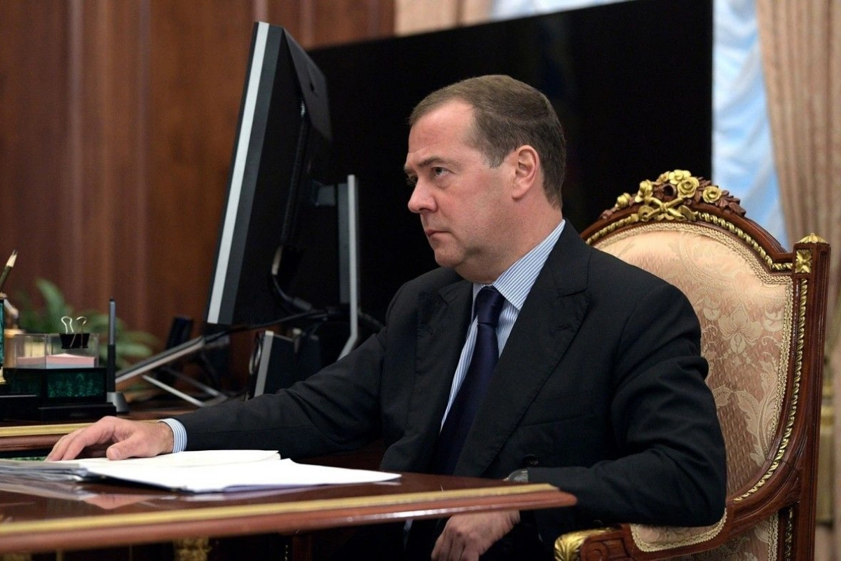 Medvedev: “Rusiya Ukrayna ərazisinə nüvə zərbəsi endirə bilər”